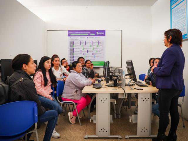 Grupo de mujeres en curso gratuito para aprender o fortalecer aptitudes de liderazgo, comunicación y escucha activa, inteligencia emocional y negociación.