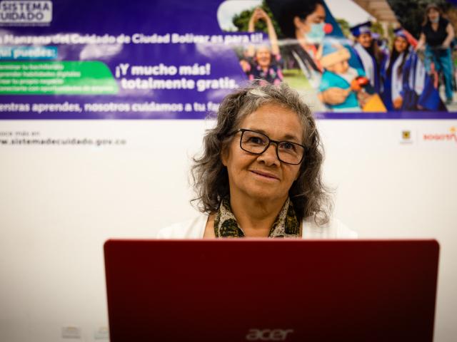 Mujer mayor en computador tomando curso