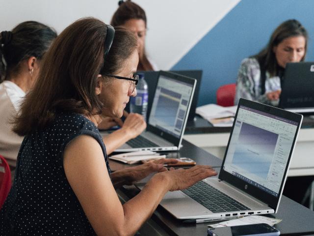 Mujer recibiendo clase virtual en CID