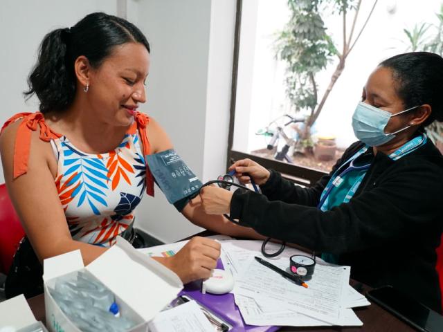 Mujer tomando examen de tensión