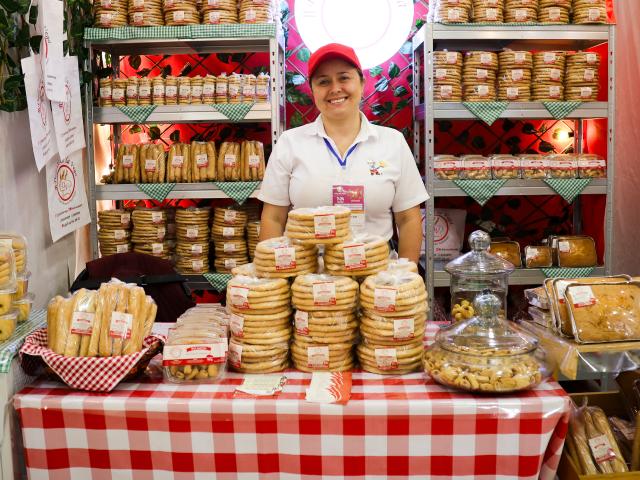 Mujer emprendedora en su negocio