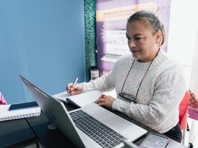 Mujer en clases de formación en CID