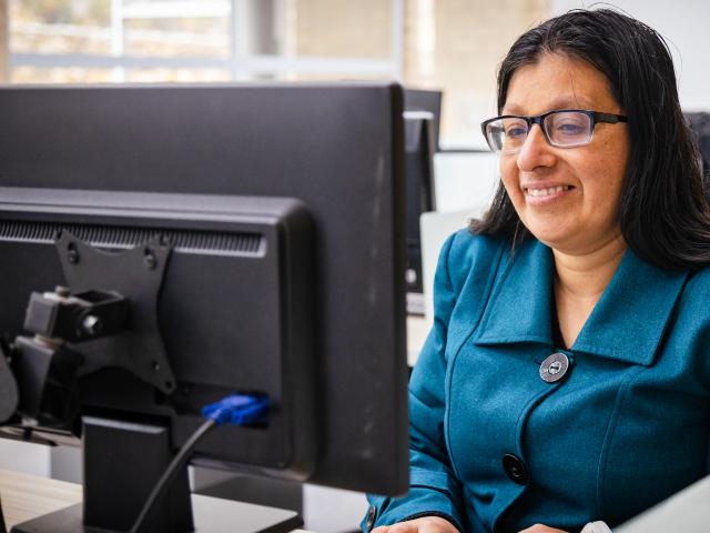 Mujer estudiando en pc