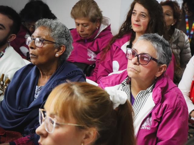 Mujeres participando en reuniones locales