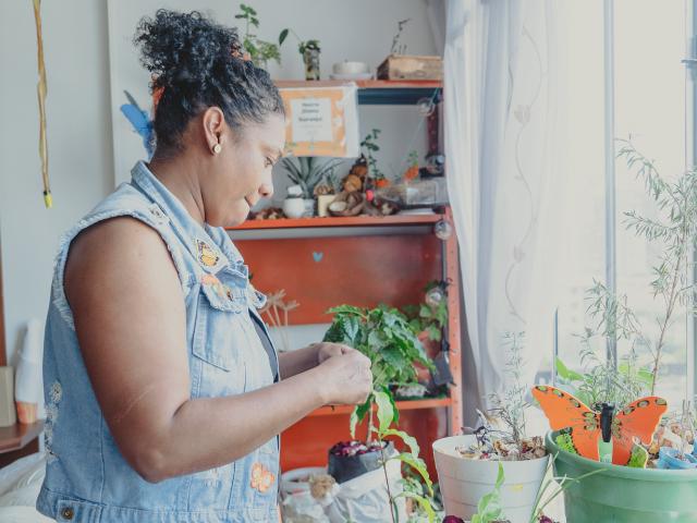 Mujer con planta