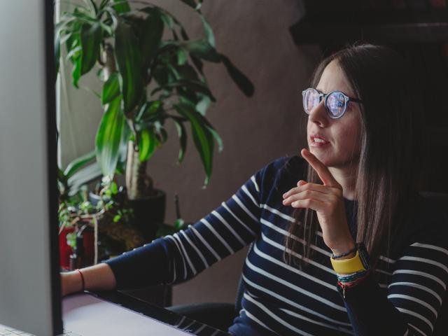 Mujer mirando pantalla de su computadora