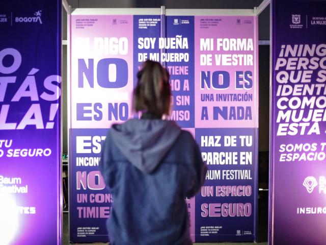 Mujer mirando mensajes en pared