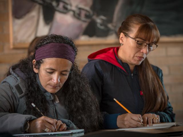 Mujeres presentando pruebas saber 11