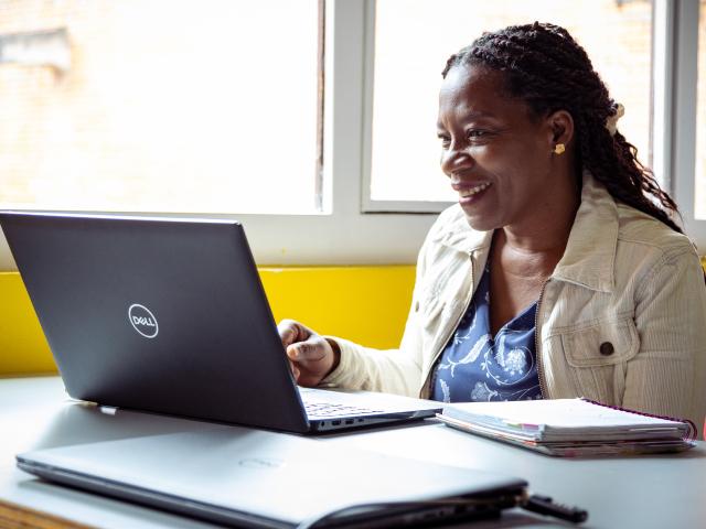 Mujer en pc