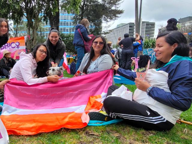 Mujeres compartiendo en parque