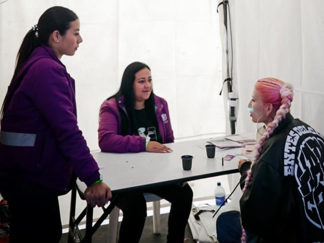 Mujeres en atención en festival musical