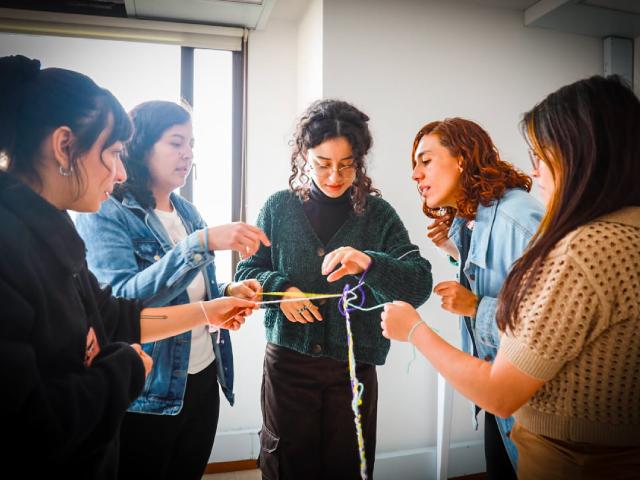 Mujeres realizando actividad grupal