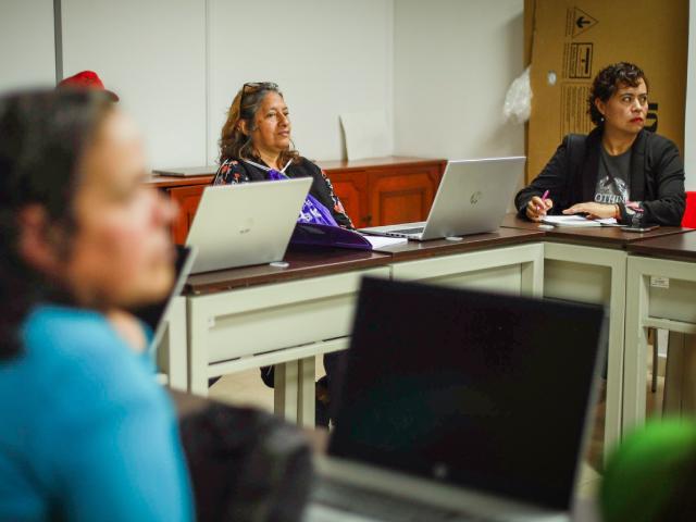 Mujeres aprendiendo en curso virtual