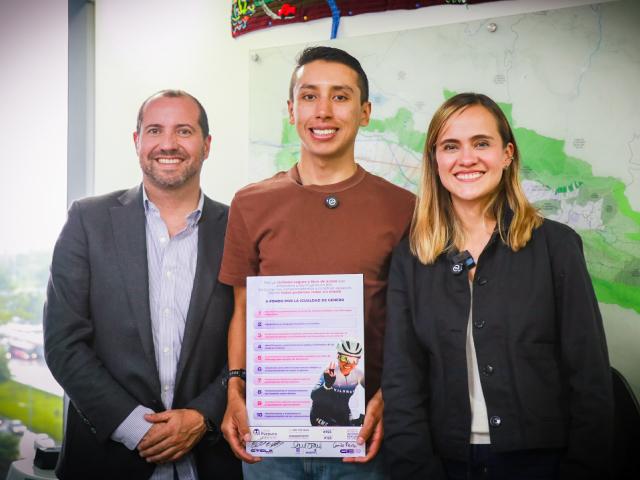 Secretaria de la mujer Laura Marcela Tami con Ciclista Egan Bernal