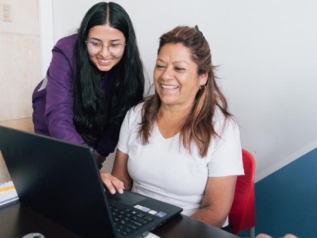 Mujer en centro de inclusión digital en jornada de formación