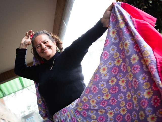 Mujer bailando feliz