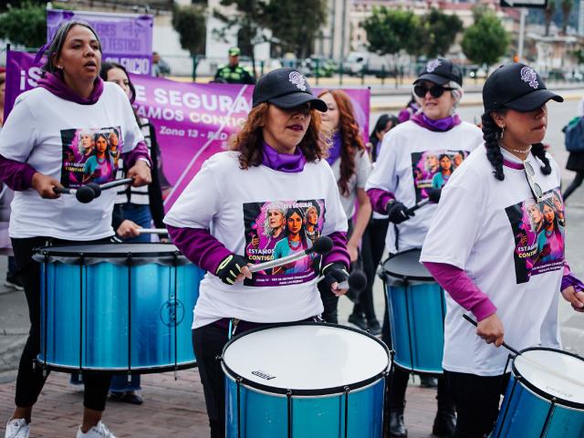 Mujeres en batucada