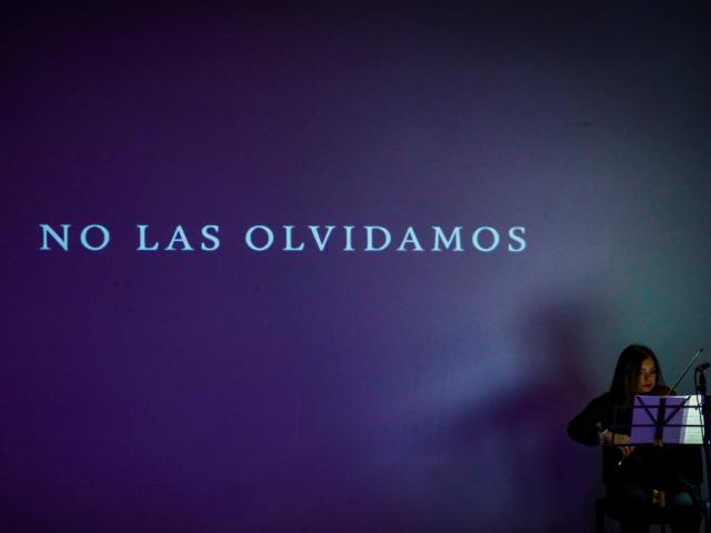 Mujer tocando violín