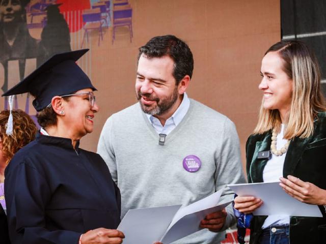 Alcalde galán con Secretaria de la Mujer Laura Tami en entrega de diplomas a egresadas