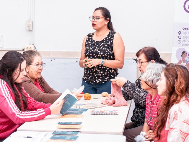 Profesionales de la SDMujer con mujeres