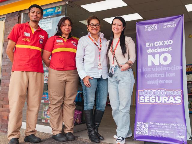 Funcionaria SDMujer en operación con Oxxo