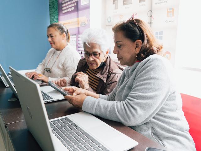 Mujeres aprendiendo en curso virtualndo