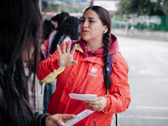 Funcionaria SDMujer en operación de TransMilenio