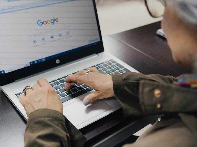 manos de mujer en PC