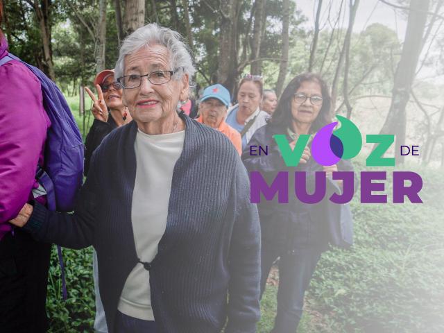 Mujeres en caminata ecológica