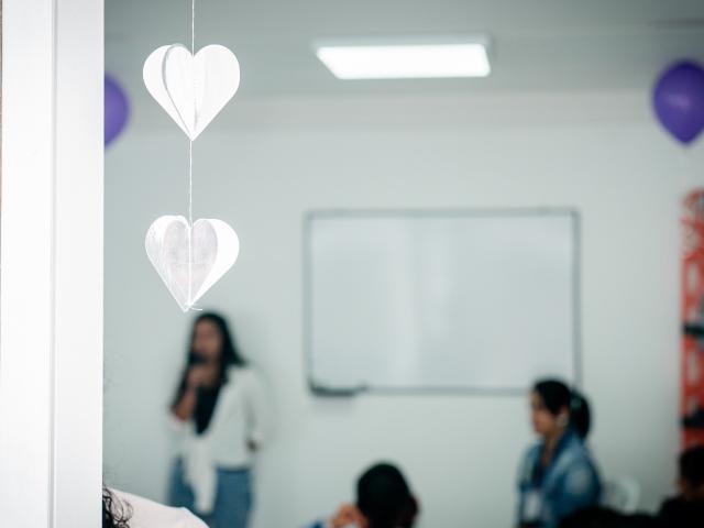 Funcionaria de CIOM en atención