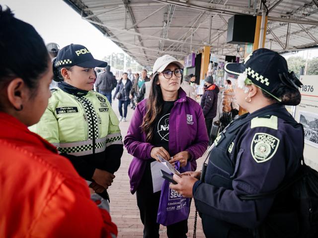 Funcionaria SDMujer en operación