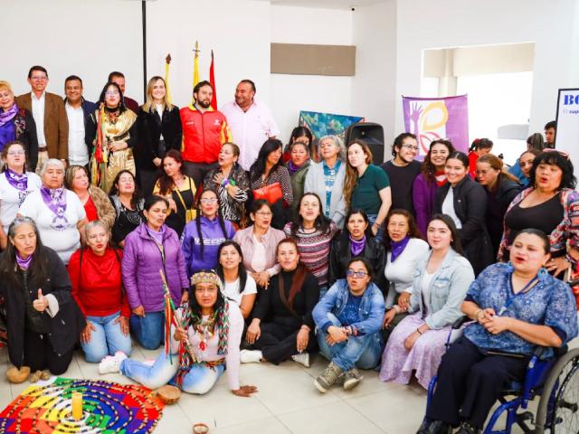 Funcionaria SDMujer en evento