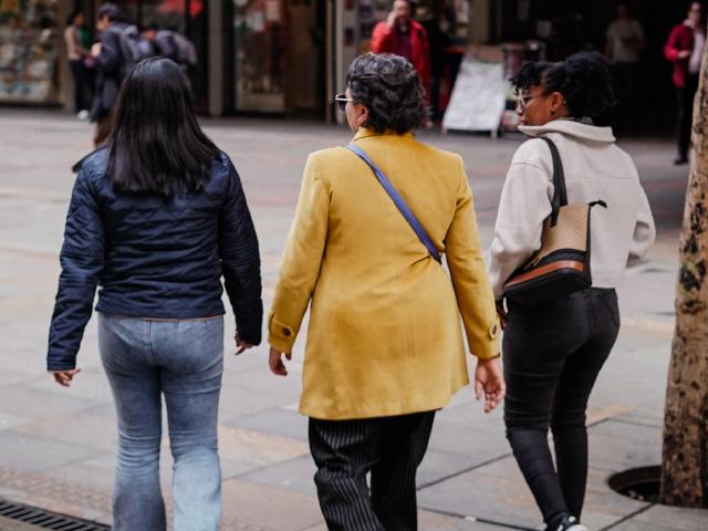 Mujeres caminando en Bogotá