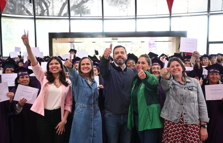 Secretaria de la Mujer, Laura Tami Leal, en compañía del alcalde, Carlos Fernando Galán, y otros funcionarios, gradúa a 200 mujeres