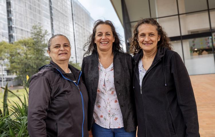 Mujeres abrazadas 