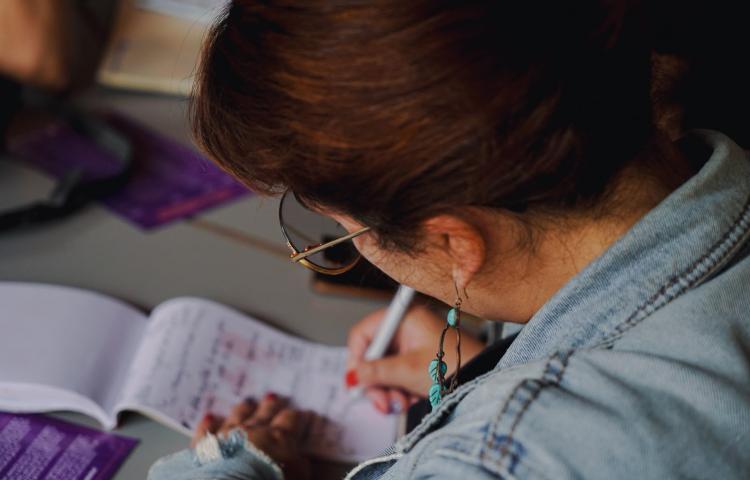 Mujer escribiendo 