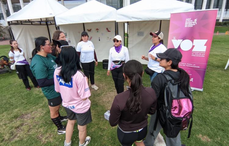 Hombres y mujeres de la comunidad hacen parte de ejercicio de Transformaciones Culturales