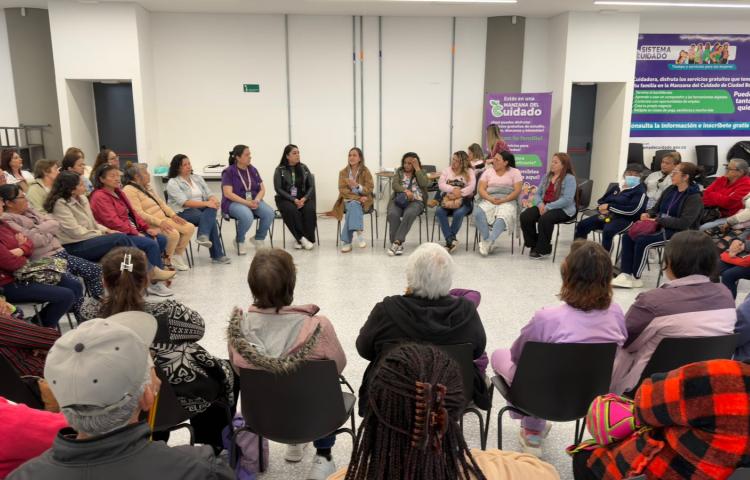 En círculo, conversando y escuchándose: así se vive Parchando con la Secre en las Manzanas del Cuidado.
