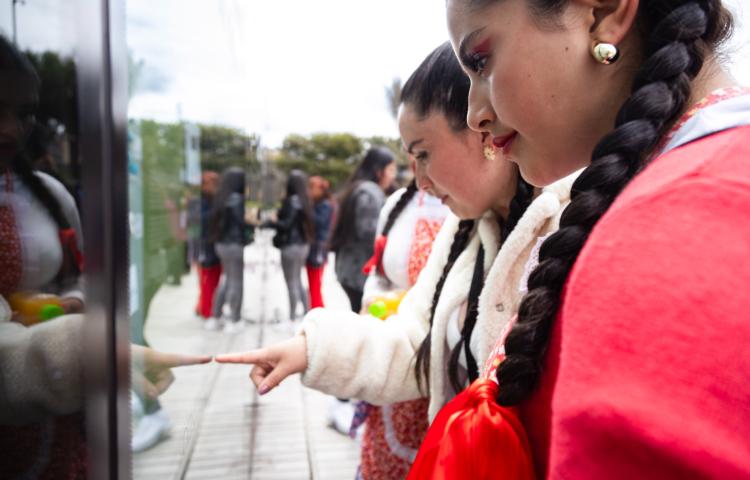"Las que cultivan y alimentan a Bogotá, Mujeres Campesinas y rurales de la ciudad", una muestra que estará hasta el 31 de diciembre en el Centro de Memoria, Paz y Reconciliación.