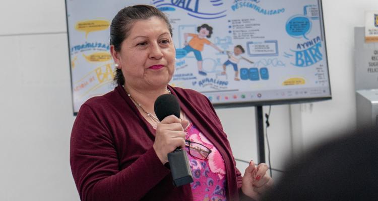 Mujer en servicios de sistema de cuidado