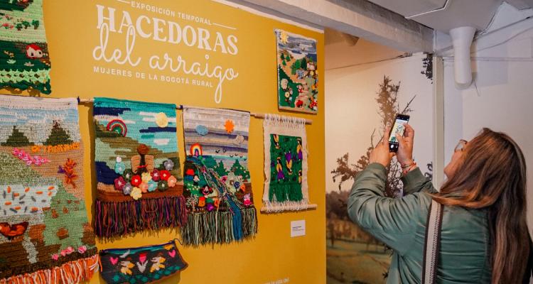 Mujeres en muestra artistica