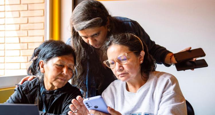 Mujeres se capacitan en herramientas financieras. 