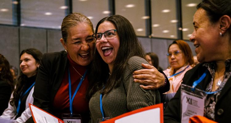 Mujeres beneficiarias de la Estrategia para la Autonomía Económica que tuvieron cursos con la CCB reciben un certificado de reconocimiento. 
