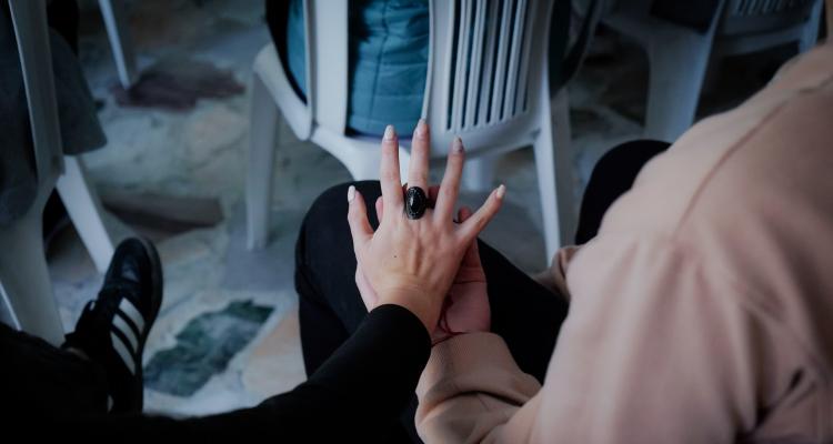 Mujeres tomadas de la mano 