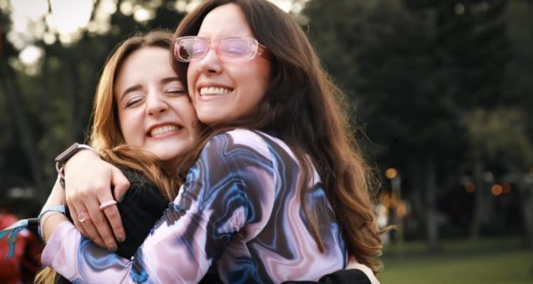 Mujeres abrazándose 