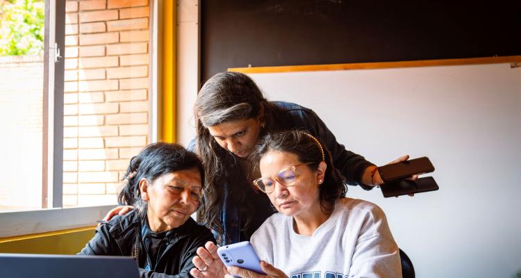 El acceso a la IA no está siendo equitativa y las mujeres enfrentan mas barreras que los hombres para acceder a la misma.