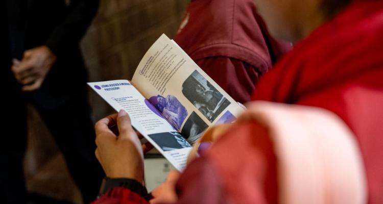 Mujer mirando la Ruta