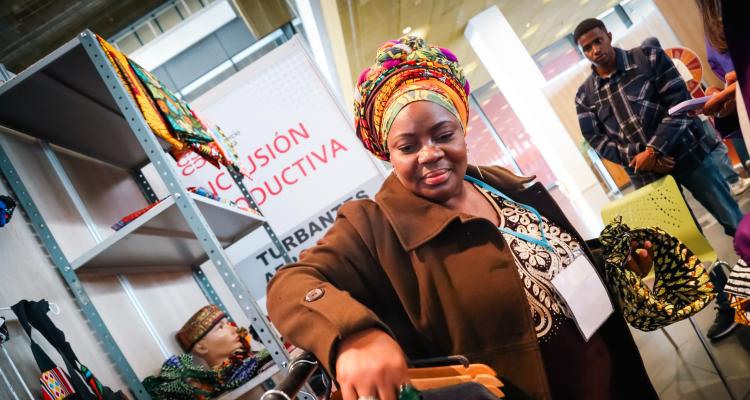 Emprendedora diseñadora de ropa y accesorios