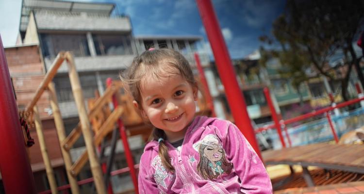 Engativá inauguró Barrio LAPIS, una iniciativa desarrollada mediante una alianza público-privada y comunitaria que conecta espacios de juego, descanso y encuentro para la primera infancia y las personas cuidadoras.